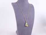 gros plan d'un mannequin portant un collier