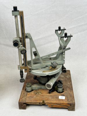 Tachéomètre autoréducteur Secrétan, peint en gris.