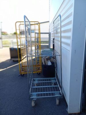 de nombreux chariots alignés devant un bâtiment