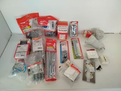 de nombreux types de matériel et d'outils sur la table