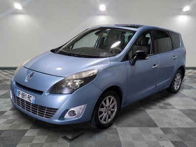 La petite voiture bleue est garée dans la pièce, sur un sol à carreaux.