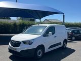 une camionnette blanche garée sur un parking sous un auvent