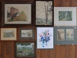 de nombreuses photos encadrées sur le mur d'une pièce