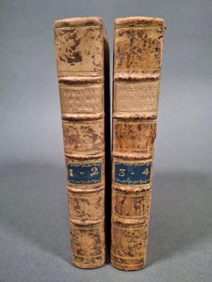 deux vieux livres posés l'un sur l'autre sur une table