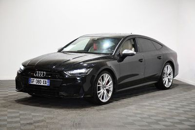 La nouvelle voiture à transmission intégrale d'Audi est exposée dans un showroom.