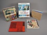 trois livres sont posés l'un à côté de l'autre sur une table
