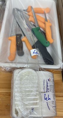 de nombreux outils divers rangés dans un bac en plastique posé sur une table