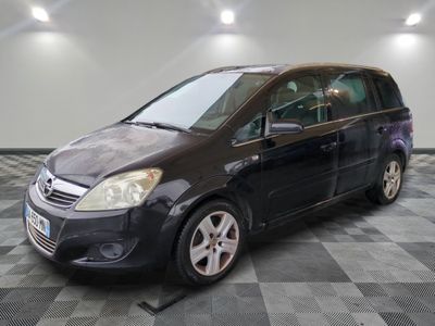 la photo d'une petite voiture noire garée dans un garage