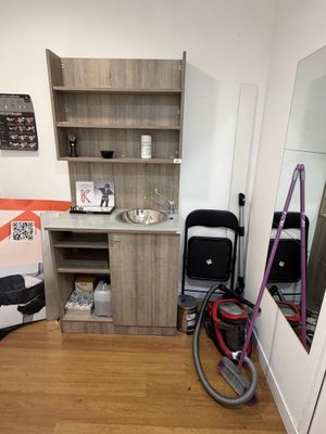 une petite pièce avec un bureau et une chaise à l'intérieur
