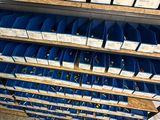 de nombreux bacs bleus sur les rayons du magasin