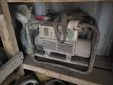 une vieille radio posée sur une étagère en bois dans une pièce