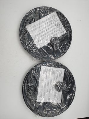 deux assiettes sur lesquelles est posé un morceau de papier