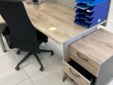 un bureau équipé de deux écrans d'ordinateur et d'un classeur