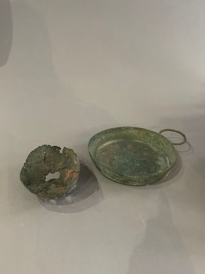 deux bols et un bol exposés sur une table