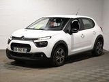 la citrole blanche est garee dans un garage au sol en damier