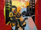 tableau représentant un homme jouant du violon devant un paysage urbain