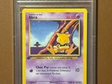 gros plan d'une carte pokemon sur une table