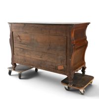 Commode bordelaise dite "tombeau" en noyer mouluré et sculpt… (photo 3)