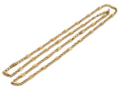 gros plan d'un bracelet en chaîne en or sur fond blanc