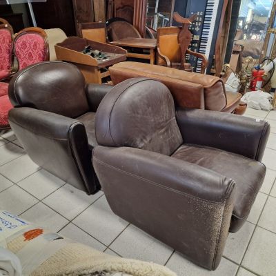 Trois clubs en cuir, dont une paire.