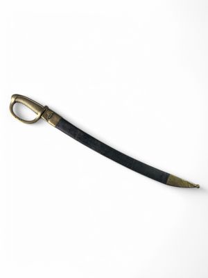 une épée noire et dorée sur fond blanc