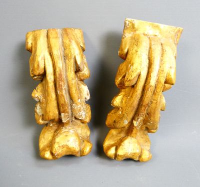 paire de figurines anciennes en bois sculpté représentant un homme et une femme