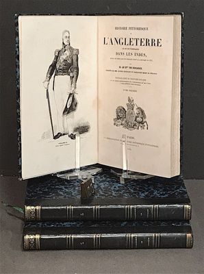 trois livres sont empilés sur une table