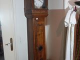 une horloge grand-père dans le coin d'une pièce