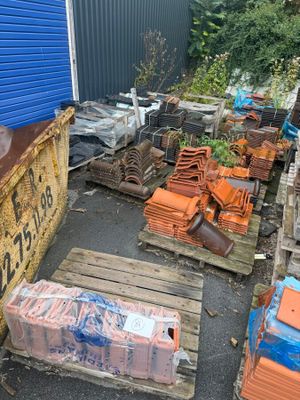beaucoup de déchets par terre à côté d'un immeuble