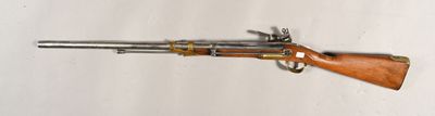 fusil avec un canon en bois et des garnitures en laiton sur fond blanc