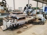 une machine qui se trouve dans un bâtiment abritant de nombreux équipements