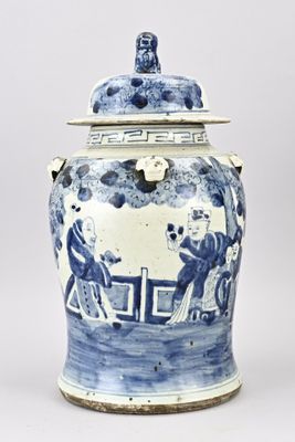 un vase bleu et blanc avec un couvercle sur une table