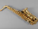 une image représentant un saxophone posé sur une table