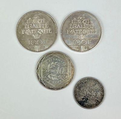 trois types de pièces différents posés sur une surface blanche