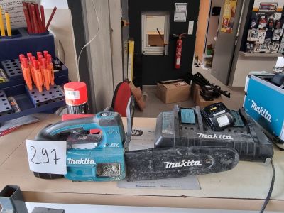 les nombreux outils qui se trouvent sur une table dans la pièce