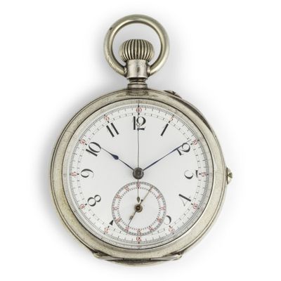 gros plan d'une montre de poche sur fond blanc