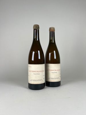 deux bouteilles de vin posées l'une à côté de l'autre sur une table