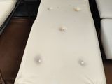 deux canapés blancs et une petite table dans une pièce