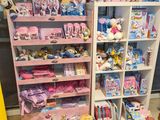 beaucoup de peluches sur les étagères du magasin