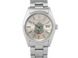 gros plan d'une montre sur fond blanc