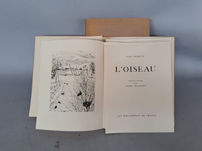 un livre ouvert posé sur une table à côté d'une boîte