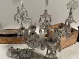 un lot de figurines en verre posées sur une table
