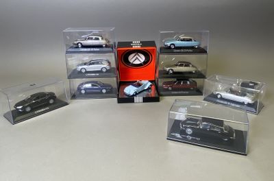 six modèles différents de voitures dans une vitrine