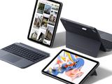 Deux ordinateurs portables et une tablette sont posés les uns à côté des autres sur une surface blanche