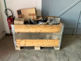 une caisse en bois remplie de cartons et d'un extincteur