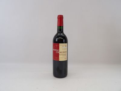une bouteille de vin posée sur une table