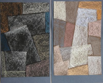 Deux tableaux, de couleurs et de formes différentes, sont accrochés au mur.
