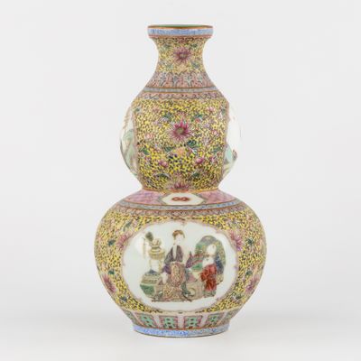 une image représentant un vase orné d'une peinture, posé sur une table