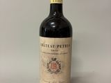 une bouteille de vin posée sur une table