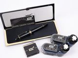 a pen and two cartridges in a box with a pen in it